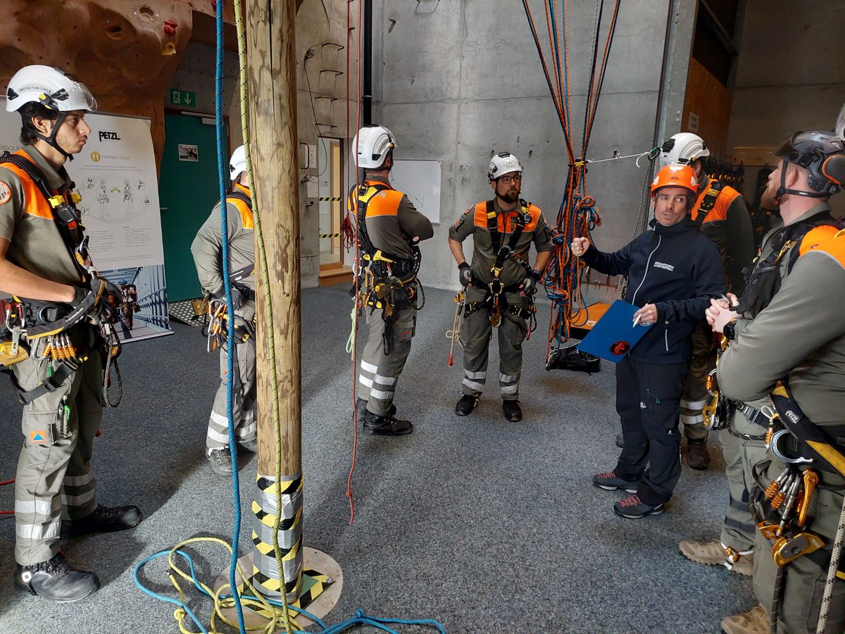 PCiVD's tweet image. 🧗🏼‍♂️Une belle manière de terminer l'année pour ces spécialistes professionnels et de milice qui ont réussi la certification I.T.R.A niveau 2.

Félicitations à eux! Leurs compétences et leur motivation sont essentielles aux missions de sauvetage de la Protection civile vaudoise🔸