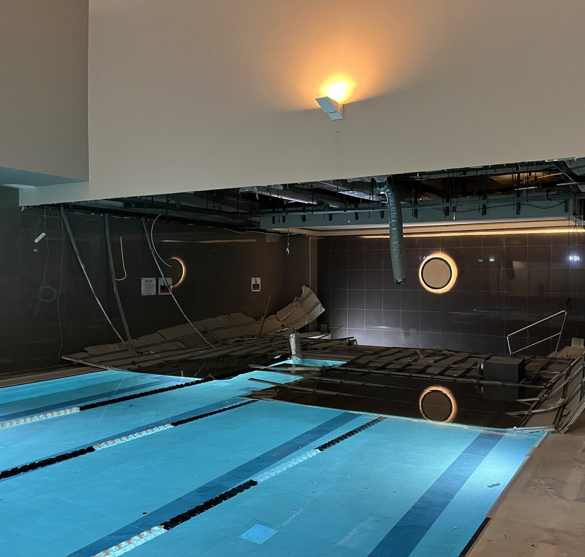 💦 Plafond boven zwembad vervangen?

Onze plafond- en wandexpert Hermen de Hek onderzocht de situatie bij een fitnessclub. Hij trof onder andere roestvorming en verkeerd afgehangen ventilatiekasten aan.

📄 Lees zijn bevindingen en advies: ow.ly/EOho50Xr2RT