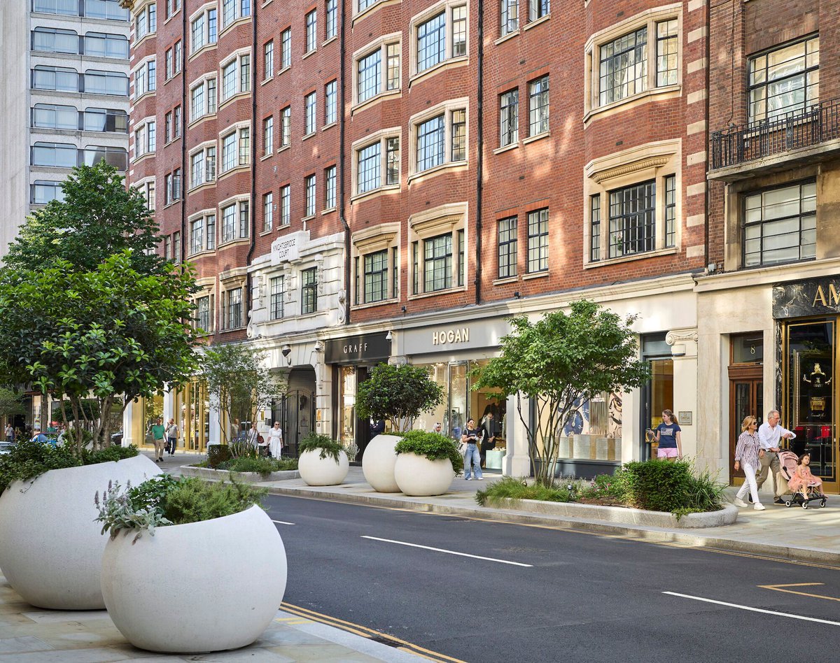 Archello's tweet image. Sloane Street in London has been transformed into a “greenest” boulevard, boosting biodiversity by 175% with new trees, shrubs, and perennial plantings.
archello.com/project/sloane… 

#UrbanGreening #SustainableStreetscape #LandscapeArchitecture