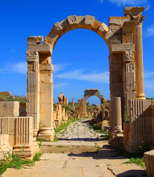 Libyanhistory's tweet image. The Arch of Trajan in Leptis Magna

During the reign of Emperor Trajan (98–117 AD), Leptis Magna was officially granted the right of Roman citizenship (Civitas Romana), its citizens came to enjoy the same privileges and rights as those bestowed upon the citizens of Rome.
⬇️