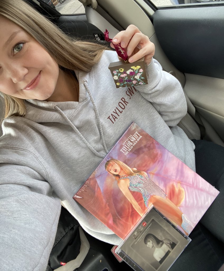 IDontReallyKara's tweet photo. @DisneyPlus i love surprise song time!!!! 🤩🌸🎤✨ @taylornation13 @DisneyPlus #TSTheEndOfAnEra https://t.co/kZBeXHYtAq