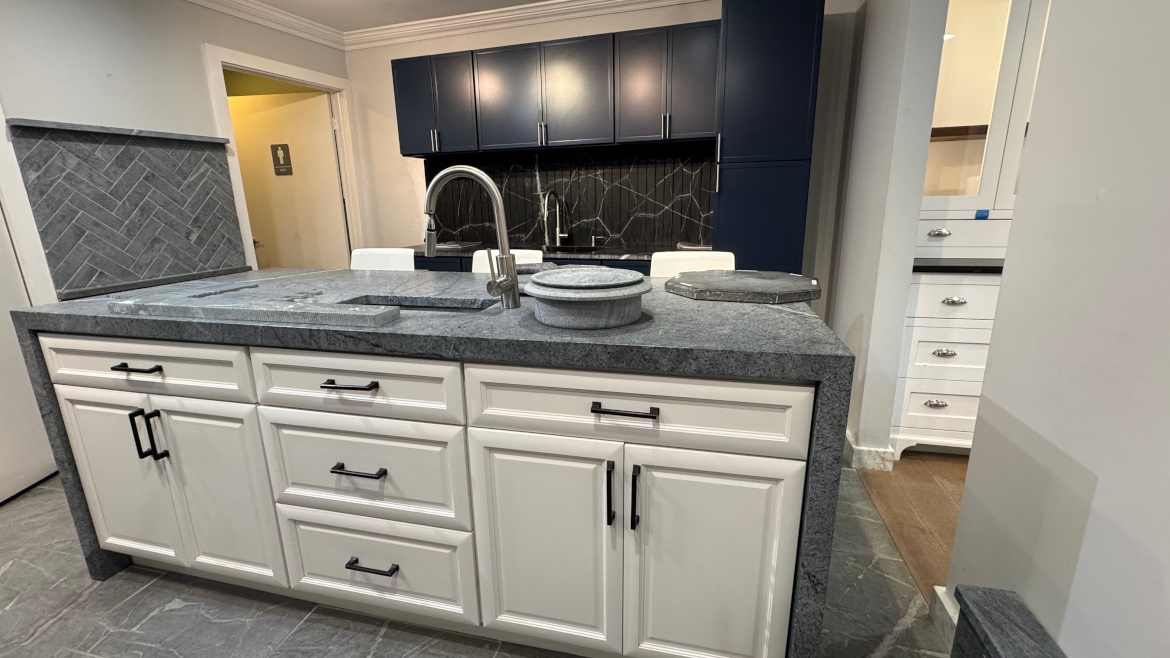 StoneWrld's tweet image. Thanks to Roger Teixeira of M.Teixeira.Soapstone and Angie Moster of The Stone Studio for sharing their expertise on soapstone! Check out their insights here: stoneworld.com/articles/95382…

#soapstone #countertops #nonporousstone #naturalstone