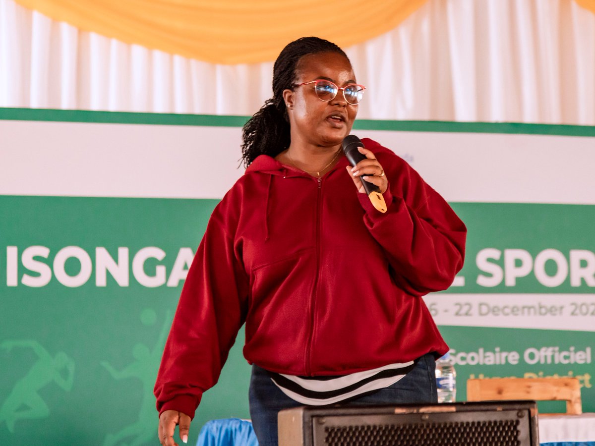 Rwanda_Sports's tweet photo. Uyu munsi, urubyiruko rwitabiriye “National Sports Talent Week”  mu turere twose rwahawe ikiganiro ku ndangagaciro n’imyitwarire iranga umu-athlete, nk’inzira yo kubaka u Rwanda binyuze muri siporo.

#RwandaSports #SportsTalentWeek https://t.co/pdiwi9dZ7i