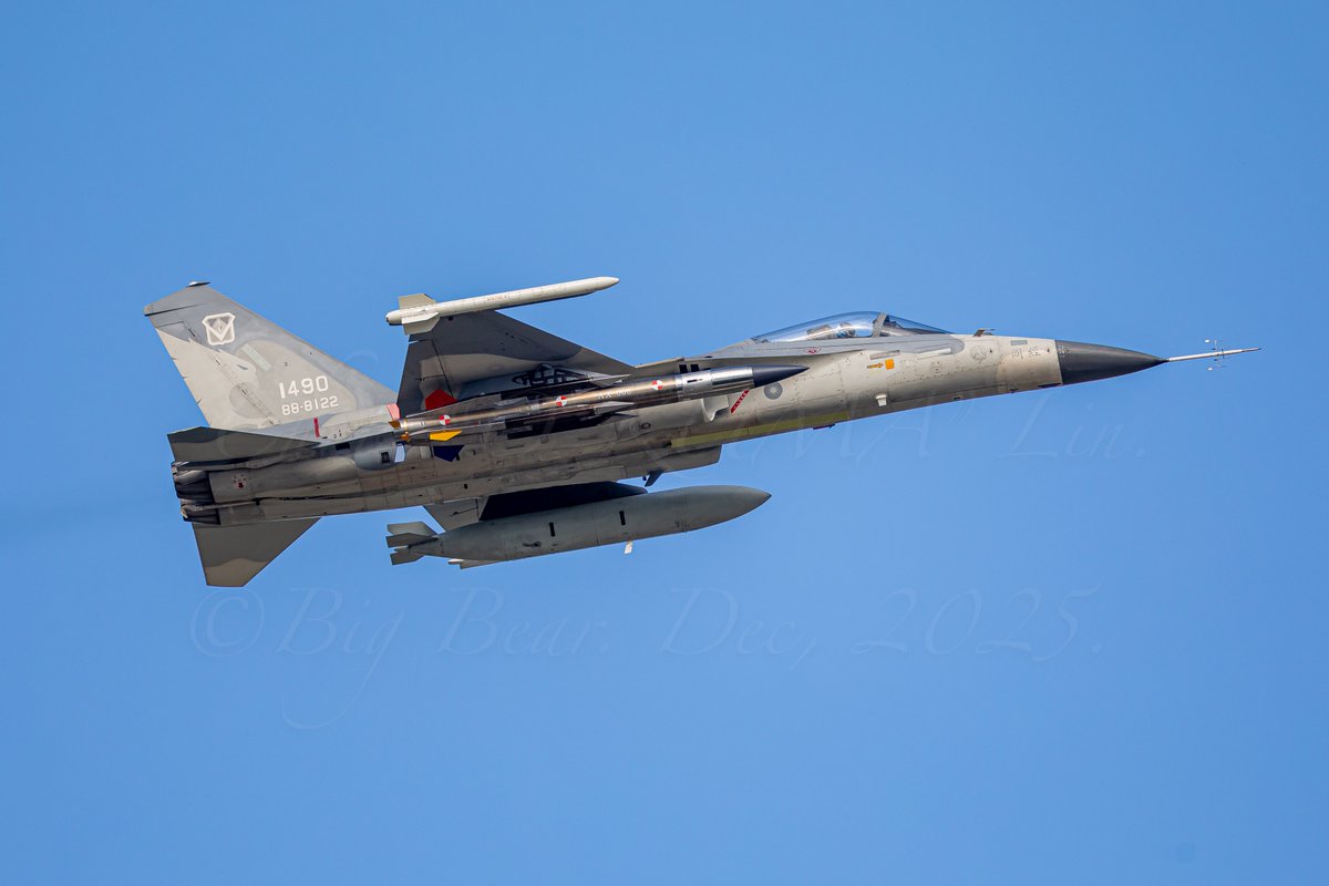 TsenBear's tweet photo. NCSIST 雄風三型空射反艦飛彈 AX-006
F-CK-1 MLU "IDF" https://t.co/iSw2MSnqXv