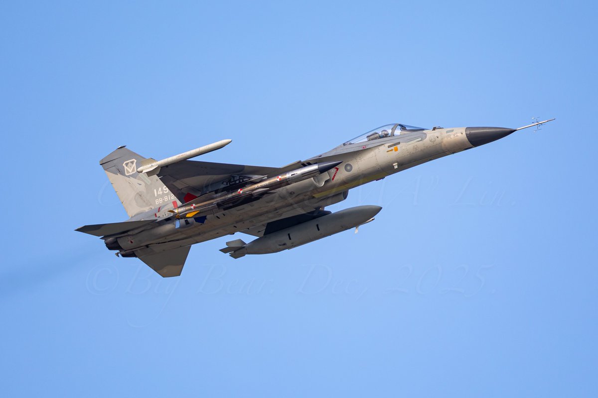 TsenBear's tweet photo. NCSIST 雄風三型空射反艦飛彈 AX-006
F-CK-1 MLU "IDF" https://t.co/iSw2MSnqXv