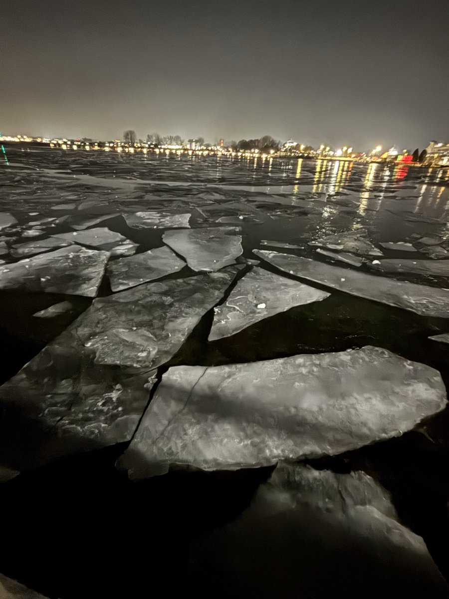 【氷河期モード発動】いよいよ目の前の川が😂
これって逆に少し温かいと、溶けて流氷みたいに流れるんです👏
昨日、クリスマスイルミネーションバスツアーってやつに参加してきました🫶
バスの中でお菓子食べたり🍭飲み物飲んだりして、動くカフェみたいで楽しかったよ❤️