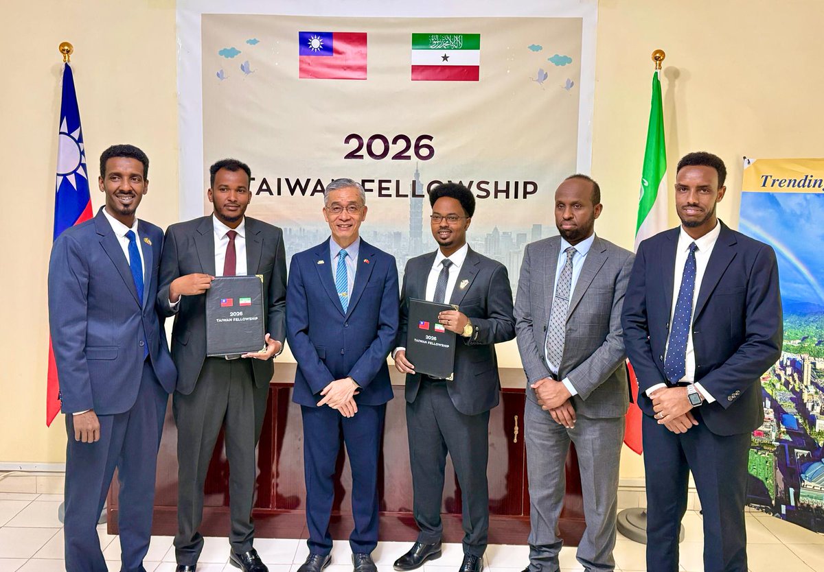 Taiwan_SLD's tweet photo. Congratulations to two Somaliland 2026 Taiwan Fellowship recipients.
Delighted to award the certificates to them before they embark on studying journey to Taiwan to solidify the academic exchanges bewteen Taiwan and Somaliland. 
1/ https://t.co/xffwC6pDDr