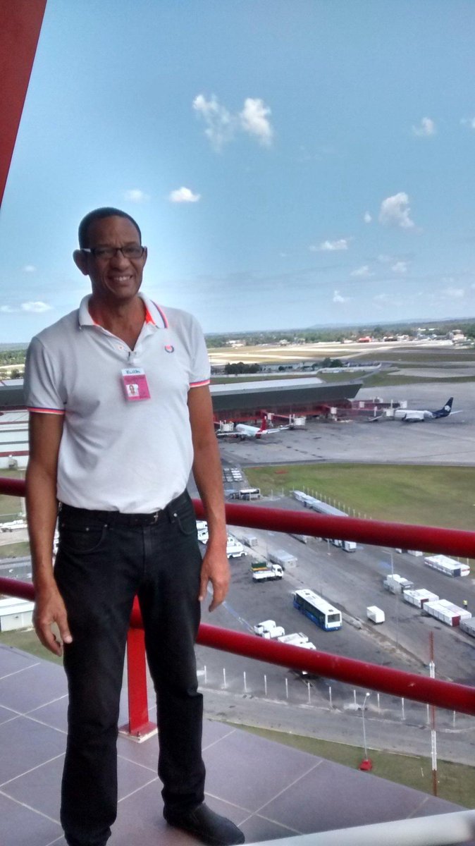 ECNA_S_A's tweet image. Tercera entrega - educadores @ECNA_S_A 

DrC. Carlos Larrinaga: 50 años enseñando inglés aeronáutico.

Prepara controladores aéreos para certificaciones internacionales. Su labor abre puertas al mundo y garantiza comunicaciones seguras.

#ECNA #Inglés #EducaciónAeronáutica