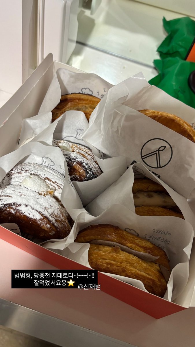 wave_1_'s tweet image. 재버미가 동료분들 스텝분들 챙겨주고싶어서 본인이 직접 몇십만원어치 사갓댕 ... 호두과자도 ... 
아착해 ... 아감동되 🥺