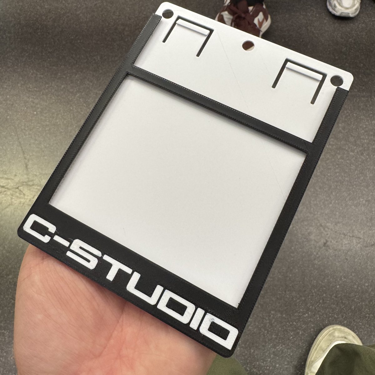 エントリーホルダー2026
【ブラッシュアップポイント】
■デザインリニューアル
■若干の軽量化
■エントリーシールが奥まで入りにくい点の　　改善
■ネックストラップ穴を両端にも開ける＋中央穴を狭くして傾いにくくしました