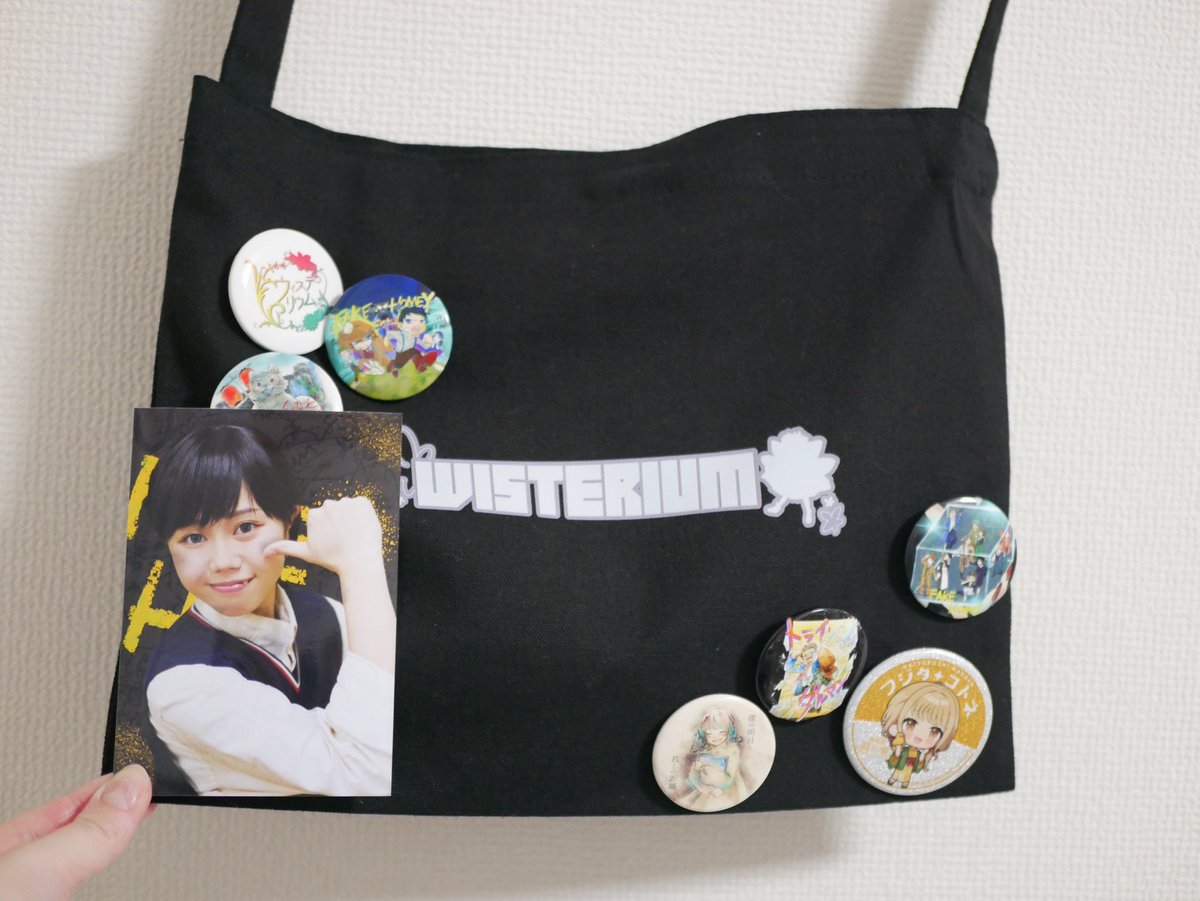 ヒトリエ フォトアルバム、缶バッチ、サコッシュ 劇団グッズphoto🫶🫶 サコッシュ最高なの！iPad入る！！ 振付の時iPad