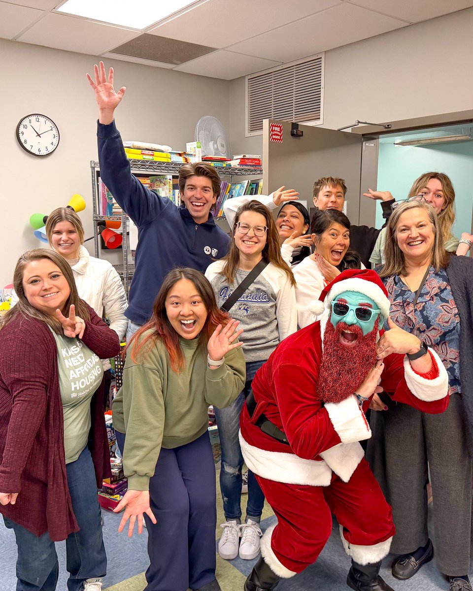 UnitedWayGKC's tweet photo. Serious impact, serious joy! 🎉 #SeasonsofGiving volunteers showed up to @RoseBrooksKC with big energy, sorting donations &amp; reorganizing clothing shopping spaces.

We invite YOU to join in on the fun! Explore volunteer opportunities: https://t.co/Ps4vRywYX7 https://t.co/2aBMDz80Zd