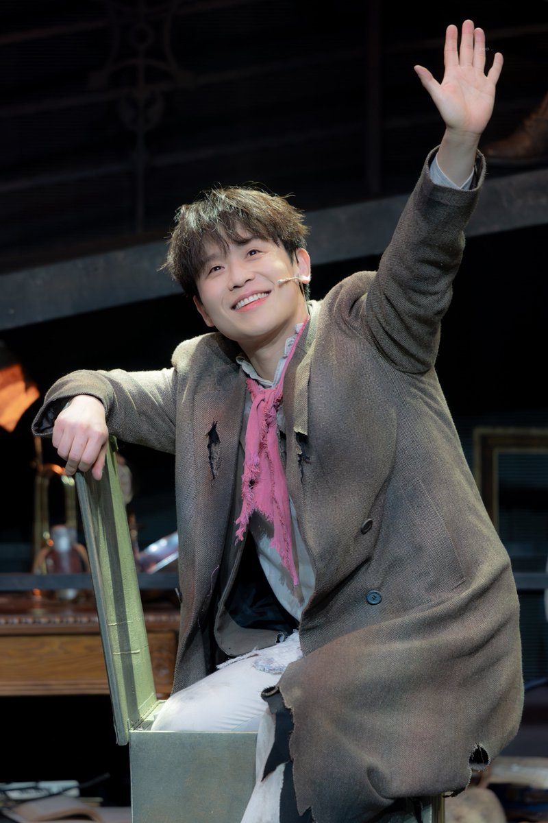 100piczip's tweet photo. 251218 뮤지컬 시지프스 무대인사
#송유택

읏쇼읏쇼 ....... 

                      짜잔 !!! https://t.co/jTmHCK8Apu