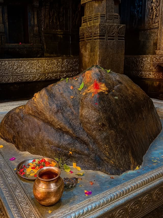 RathvaS7's tweet photo. केदारनाथ गर्भगृह की दुर्लभ और बहुत ही खूबसूरत तस्वीर! 🕉️🙏 https://t.co/1TMhwJRiZD