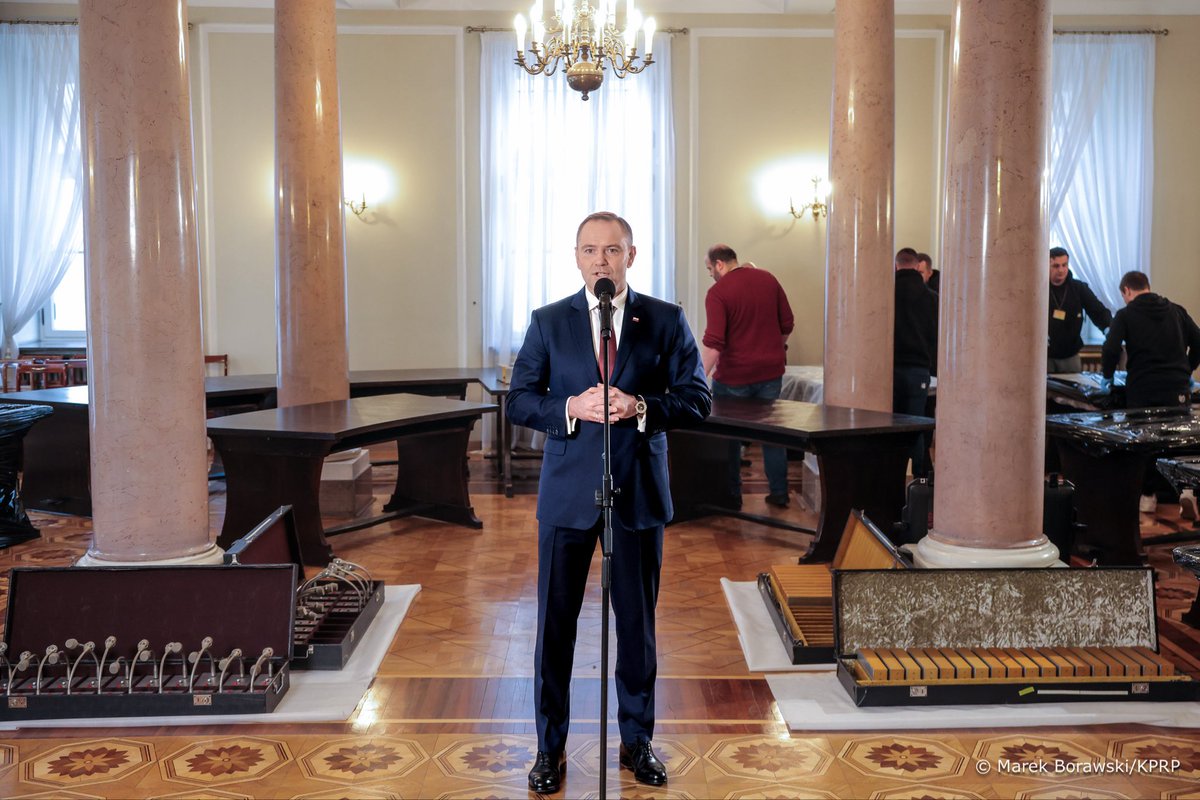 Dziś wolną, suwerenną, niepodległą, ambitną Polskę stać na dużo więcej niż idealizowanie Okrągłego Stołu. Nie można go ani zapomnieć, bo to ważny element dyskusji historycznej, ale nie można go idealizować, oddając mu hołd w Pałacu Prezydenckim.