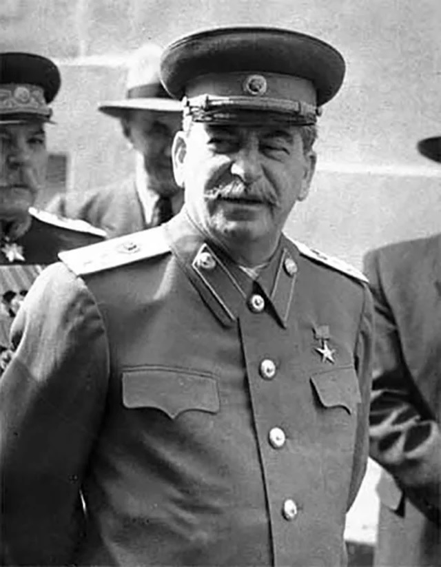 Нас с 1956-го года убеждают, что сталинизм - это репрессии.
Нееет! Сталинизм - это справедливость, это развитие, это Победа, это Мир, благополучие и безопасность, освоение космоса и путь к звёздам. Да, при Сталине ворье валило лес, а перед детьми рабочих были открыты все двери.