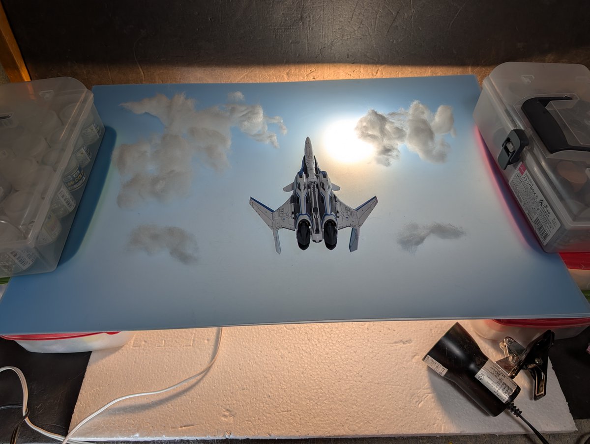 #マクロスモデラーズ製作
撮影方法は応募の４枚目に入れましたが改めて
PPシートとアクリル板を重ねたの上に置き
下から光を入れて上から撮っています

写真を回転させたら下から撮っているような写真の完成
自分は知りませんでしたが、昔の模型誌ではこの撮影方法で撮っていたこともあったらしいです