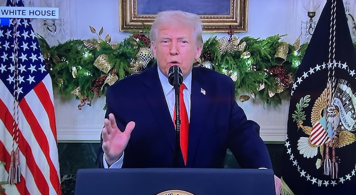 Trump despistado
Por Javier Castaño - En su discurso televisivo de esta noche el presidente Donald Trump se mostró nervioso y alejado de la realidad. Dijo que el precio del galón de gasolina queenslatino.com/presidente-tru… via <a href="/QueensLatino/">QueensLatino.com</a>