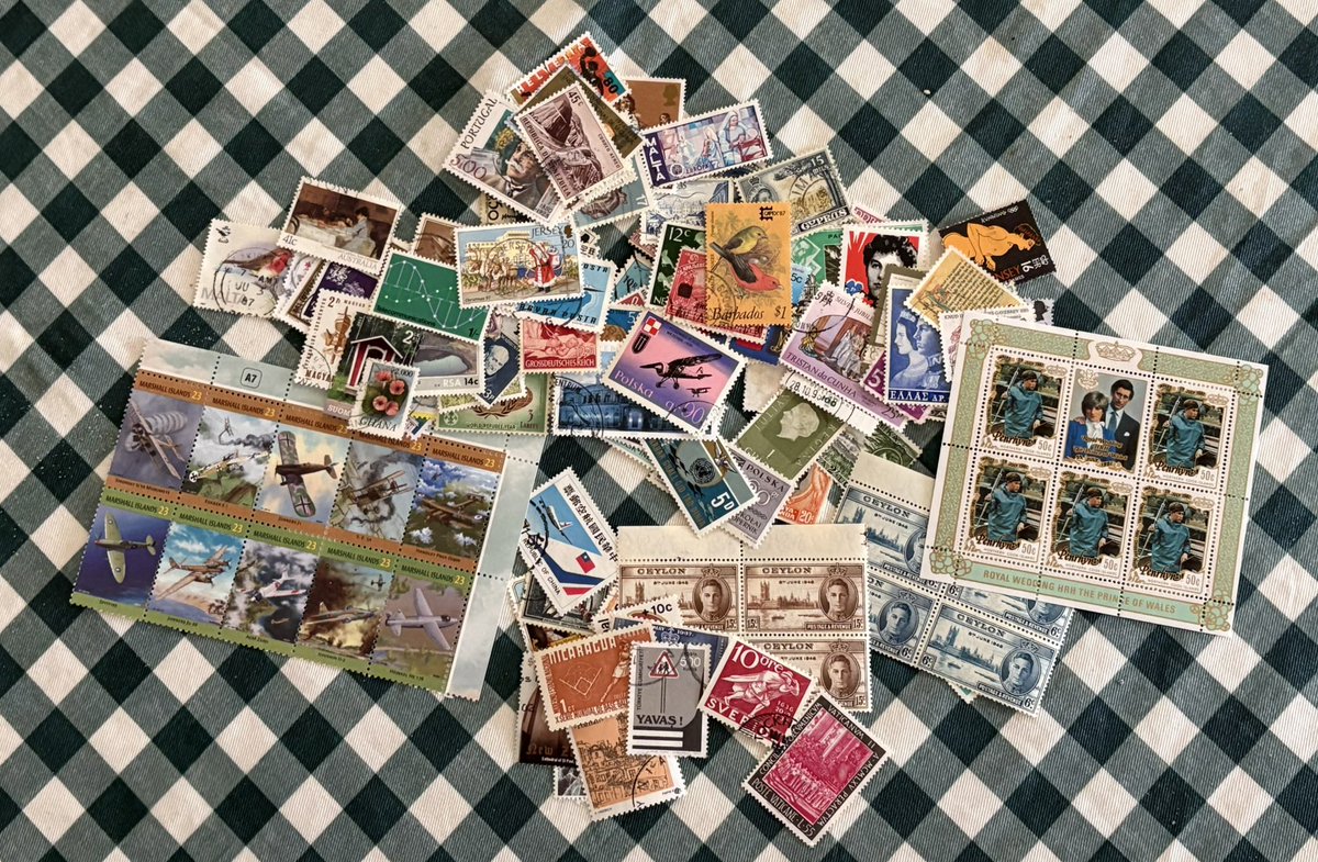 VicenteKster's tweet photo. Lots of fun &amp; joy 🤩 to face next #Christmas holidays 🎅🏻 🎄🔍!!! (Patreon’s monthly pack Oct &amp; Nov) 🤓 Also last pack received from former HQ’s @Philatelovely … 📦 📦 📦 🚚🚚

#StampCollecting #Postage #Timbres #MailPost #Stamps #Sellos https://t.co/e4KnADlXRZ