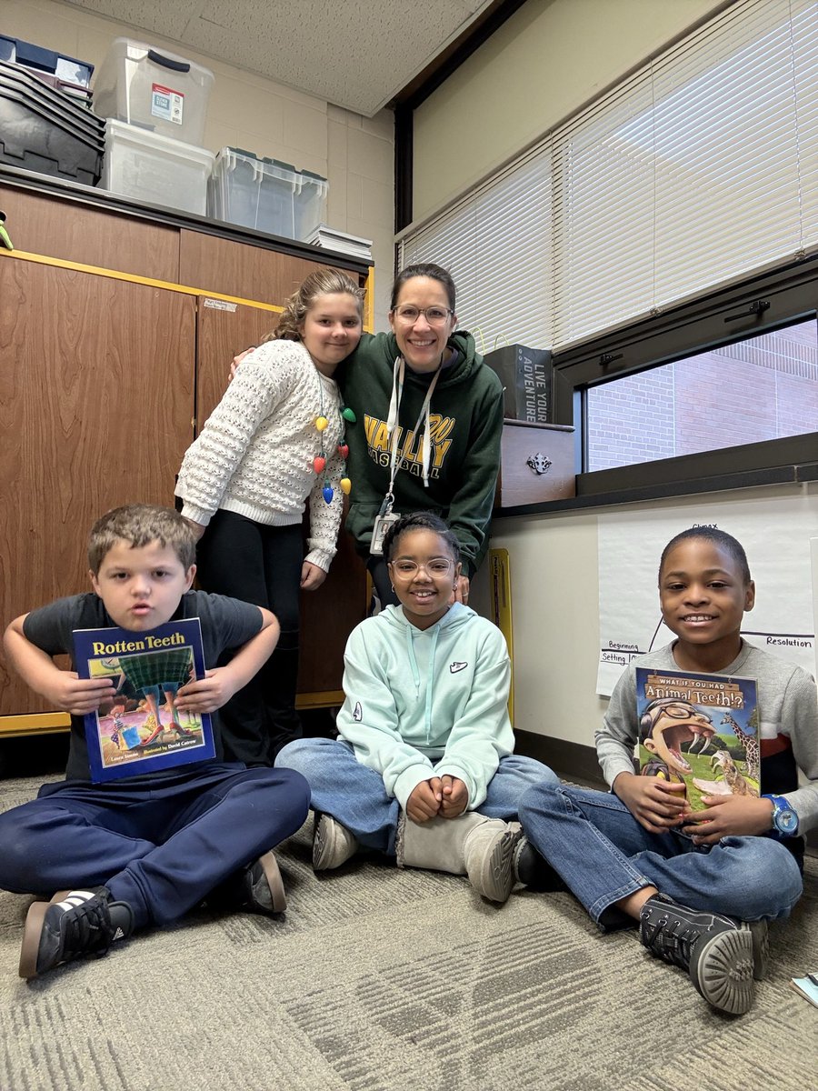 d61reyes's tweet photo. Hook Em on a Book fun in third grade this morning! @D61Lace #lacereadstogether https://t.co/oVLHaesUwd