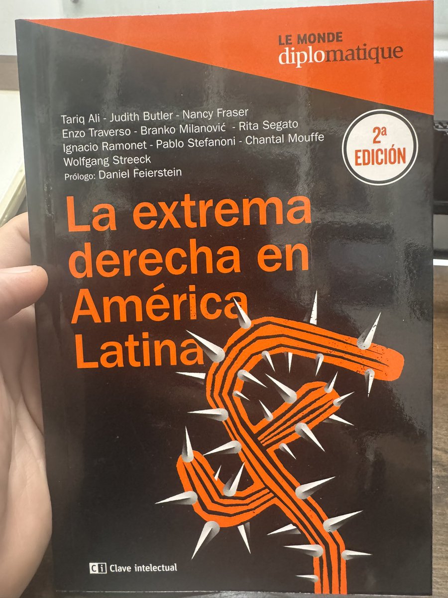 Lo que aprendí leyendo “La extrema derecha” en América Latina.

Parte 1 — Uno de los errores más caros en política es explicar el crecimiento de la derecha como ignorancia, odio o manipulación. Este libro es incómodo porque desmonta esa comodidad moral.

La  derecha no crece