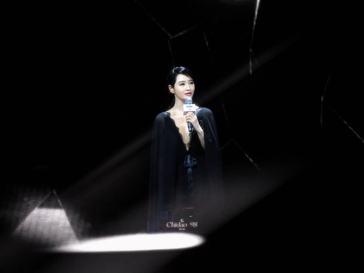 「𝙁𝘼𝙉𝘾𝘼𝙈 𝘽𝙔 𝙈𝙀」
🩶 𝑲𝒊𝒎 𝑯𝒚𝒆 𝑺𝒐𝒐 𝐼𝑛 𝑴𝑨𝑴𝑨 𝟐𝟎𝟐𝟓
-
我望着月亮，
却只看见你。
𝐼'𝑙𝑙 𝑏𝑒 𝑙𝑜𝑜𝑘𝑖𝑛𝑔 𝑎𝑡 𝑡ℎ𝑒 𝑚𝑜𝑜𝑛, 
𝑏𝑢𝑡 𝐼'𝑙𝑙 𝑏𝑒 𝑠𝑒𝑒𝑖𝑛𝑔 𝑦𝑜𝑢.

#김혜수 #金憓秀 #KimHyeSoo #คิมฮเยซู #mama2025