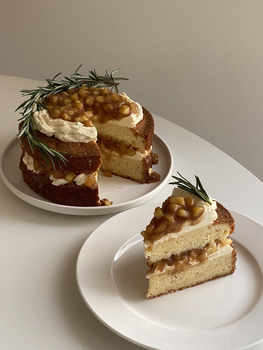 Re3jz's tweet photo. Vanilla layers with Swiss buttercream and cinnamon apple filling 🍎💫 https://t.co/3sMaFCDbKO