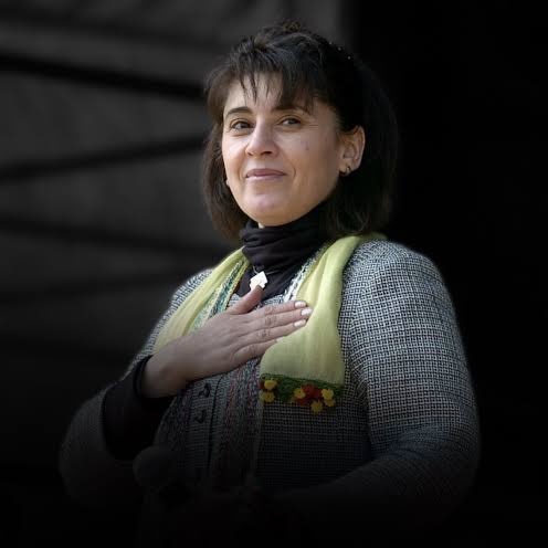 Toplumsal barışı konuştuğumuz bu süreçte ,tribünlerde açılan pankartlar ve Leyla Zana’ya yönelik küfürlü sloganlar;toplumsal hafızayı hedef alan, açık bir nefret ve tehdit dilidir.Kadın kimliğine yönelik bu zihniyet kabul edilemez