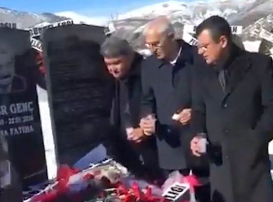 Özgür Özel CHP’yi ortadan kaldırmaya memur edilmiş bir isimdir.

Gelecek hedefleri olan bir isim Türkiye’de mezar başında rakı bardağı tokuşturur mu?

Hayır.

Gelecek seçimlerde CHP’nin siyasetten silindiğini hepberaber göreceğiz.

CHP yeni Türkiye’nin kollarındaki son prangadır.