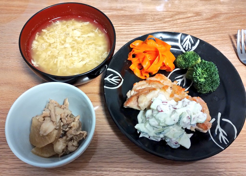 今日はチキンソテーでした。

ヨーグルトソースにキュウリとアーリーレッドを和えたものをソースにしてみました。ピーラーで削った人参をお肉を焼いたあとのフライパンで炒めてみました。フェットチーネっぽくて映えますね。 #おうちごはん