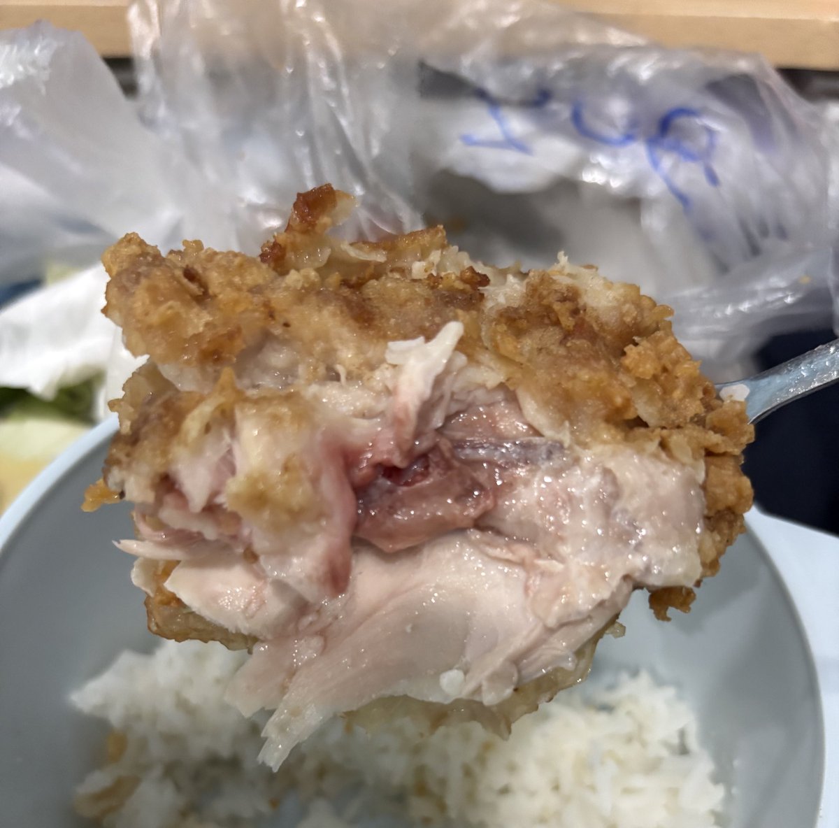 fon1g's tweet photo. นี่ก็พึ่งเจอไก่ทอดไม่สุก ดีที่ทางร้านรับผิดชอบส่งมาให้ใหม่ ประเด็นคือกินไปแล้วเกือบครึ่งถึงเจอว่าไม่สุก🥲 https://t.co/L8May6FlO1
