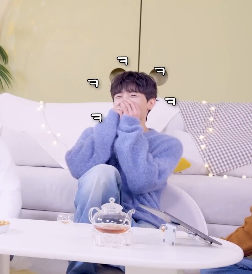 여기 벽 모양에 절묘하게 걸려서 원상이 귀 생겼다 !!
진짜 너구리가 되어버렸어🦝