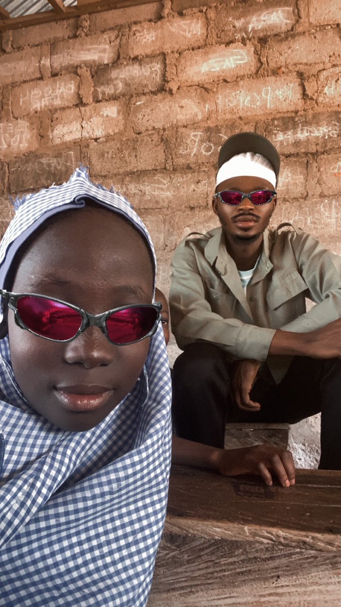 Deepthinking01's tweet image. The fact that it is one of her classmates set the camera made me love it ❤️