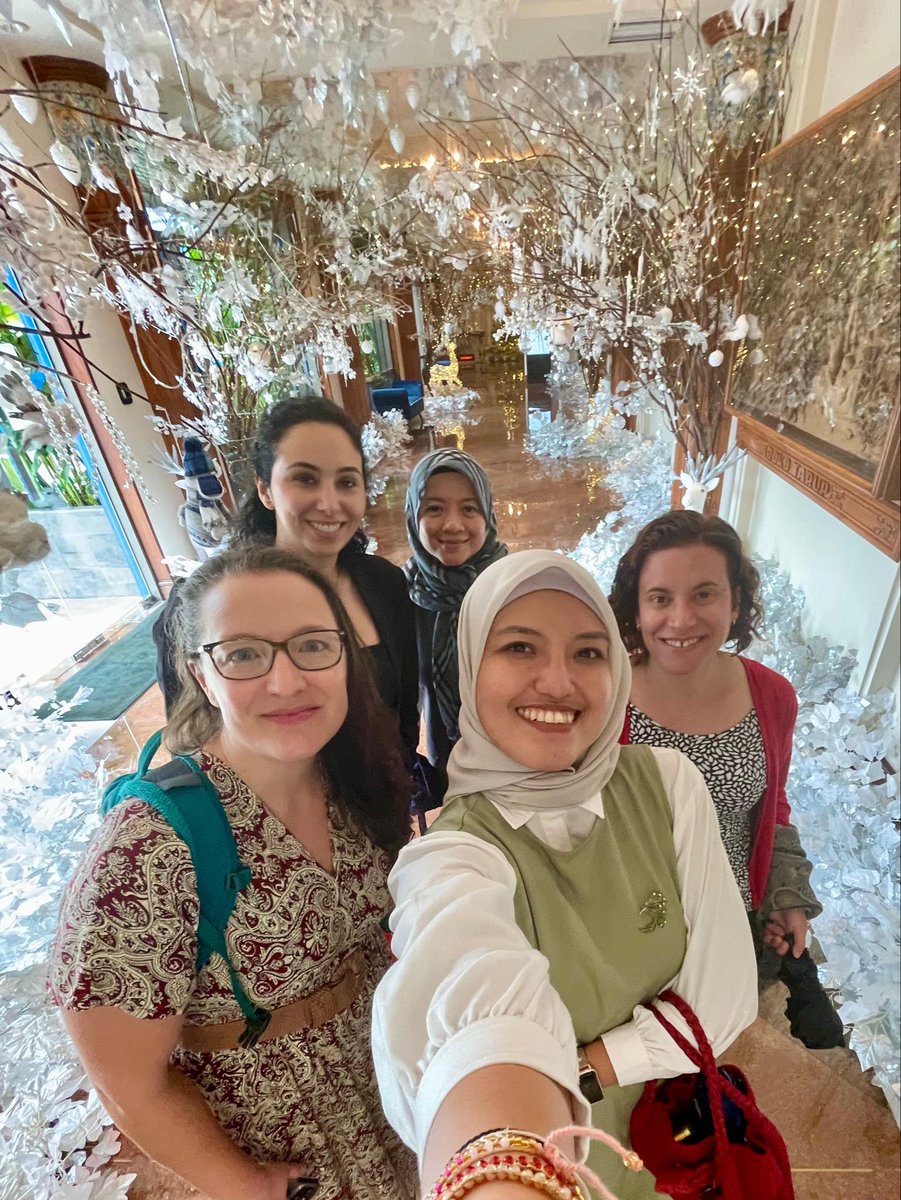 Grateful for this team, working hard to strengthen Canada’s partnership with ASEAN’s socio-cultural community. Happy holidays!

Reconnaissante pour cette équipe qui travaille fort à renforcer le partenariat du Canada avec la communauté socioculturelle de l'ANASE. Joyeuses fêtes !