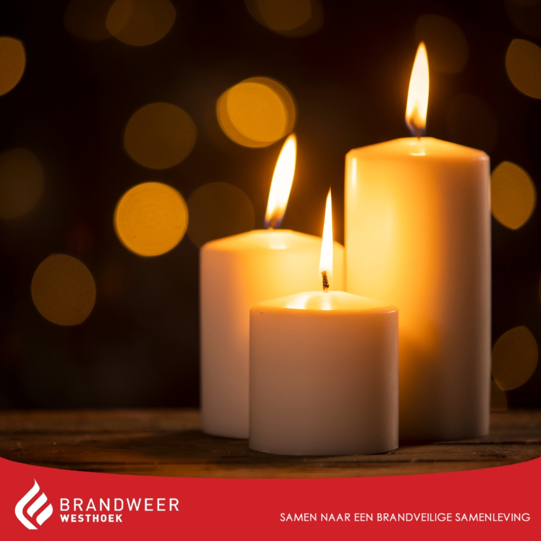 Een kaarsje brandt mooi, tot het fout loopt. Zet kaarsen op een stabiele, niet-brandbare ondergrond en blaas ze uit als je de kamer verlaat.

👉 Bekijk onze tips: brandweerwesthoek.be/preventie/bran…

#brandweer #Westhoek #preventie #brandveilig #wijzijnervooru