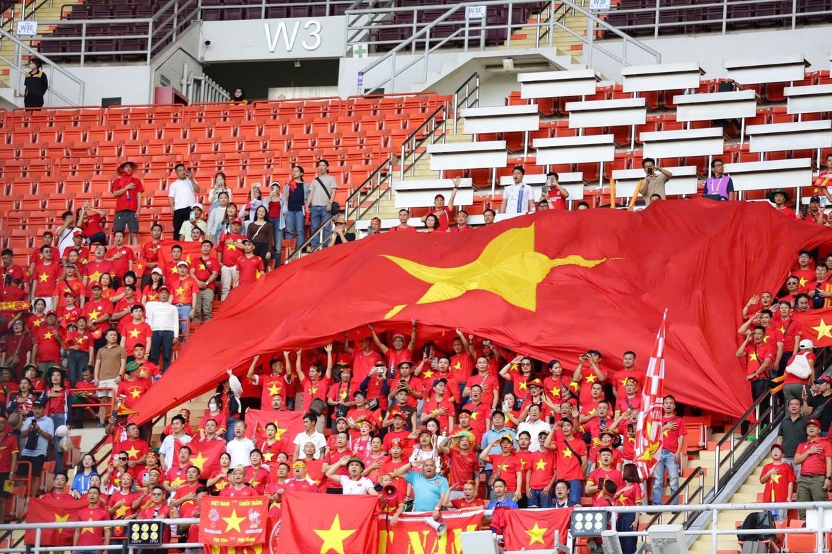vubien8989's tweet photo. 🇻🇳⚽🏆
Xin chúc mừng đội tuyển bóng đá nam U22 Việt Nam vô địch SEA Games 33! Cuộc lội ngược dòng ngoạn mục nhất từ trước tới nay🎉💕Hiệp 1: thua 0-2
Hiệp 2: 2-2
Hiệp phụ: 3-2 (lm. Bảo Ngọc). https://t.co/KATjlQmRnp