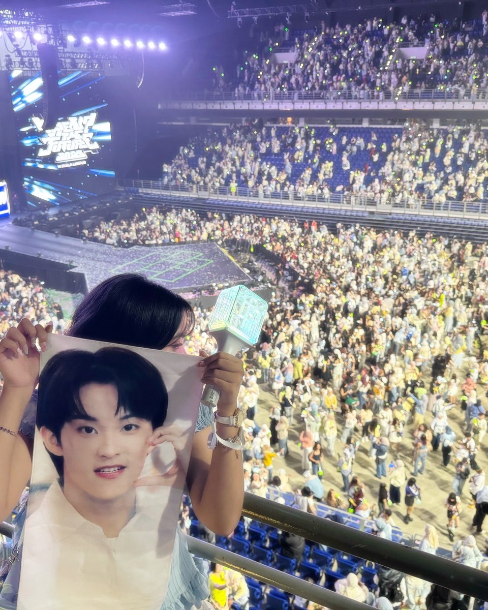 this is my first time flying abroad and i don't regret choosing malaysia as my first... i had so muchhh fun 🥺🩵

but still won't forget the delicious nasi lemak that gave me the worst stomachache in history.... 😭

#TDS4inKL #TDS4inKUALALUMPUR <a href="/NCTsmtown_DREAM/">NCT DREAM</a>