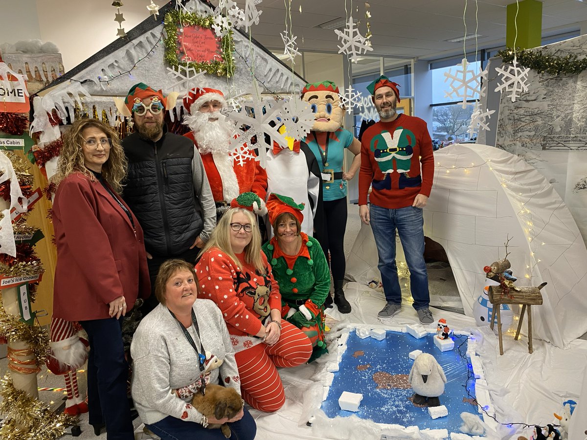 DeltaWellbeing's tweet image. 🎄🎅 Our desks are looking festive for a cause close to home! 

We’ve teamed up with colleagues from @HywelDdaHB @CarmsCouncil and Care &amp;amp; Repair Carms to raise funds and collect food items for Llanelli Food Bank, helping local families through the winter.