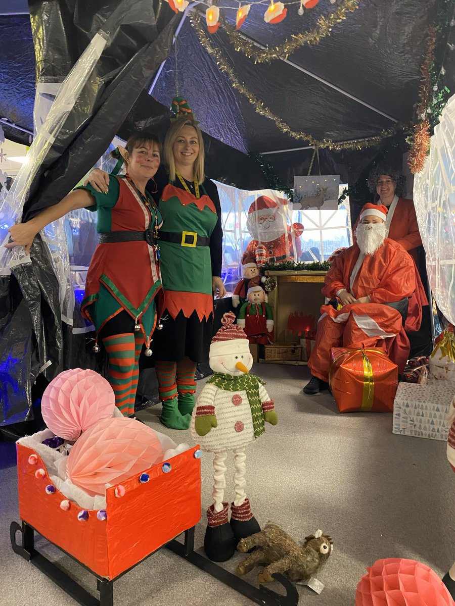 DeltaWellbeing's tweet image. 🎄🎅 Our desks are looking festive for a cause close to home! 

We’ve teamed up with colleagues from @HywelDdaHB @CarmsCouncil and Care &amp;amp; Repair Carms to raise funds and collect food items for Llanelli Food Bank, helping local families through the winter.