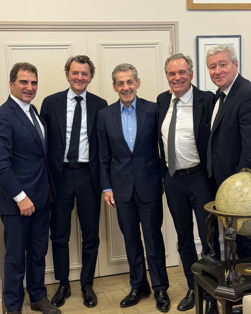 Autour du Président Nicolas Sarkozy, avec Christian Jacob, François Baroin et Philippe Briand : un vrai déjeuner en famille !

Un moment passionnant. 

Nicolas Sarkozy est l’auteur du plus beau succès de l’année dans la catégorie livres politiques, ça n’est pas rien !