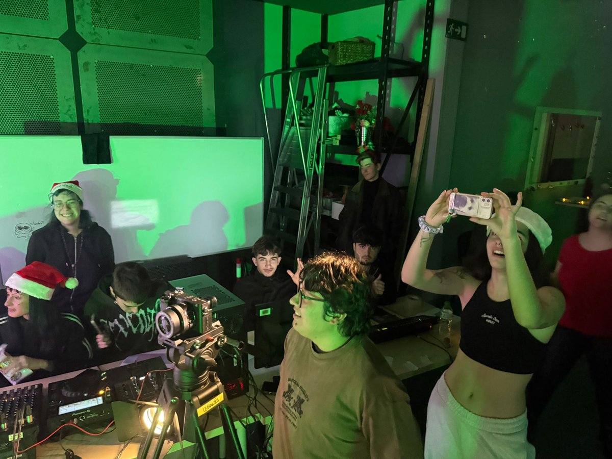 ¡La Gala de Navidad de CampusFP Leganés ha sido un éxito rotundo! 🎉 Cantos y bailes en nuestro Karaoke Navideño. ¡Feliz Navidad a todos de parte de los alumnos de Animación 3D, Microinformática, Vídeo DJ y REA! 🎄✨ #Navidad #GalaNavidad #Leganes #CampusFP