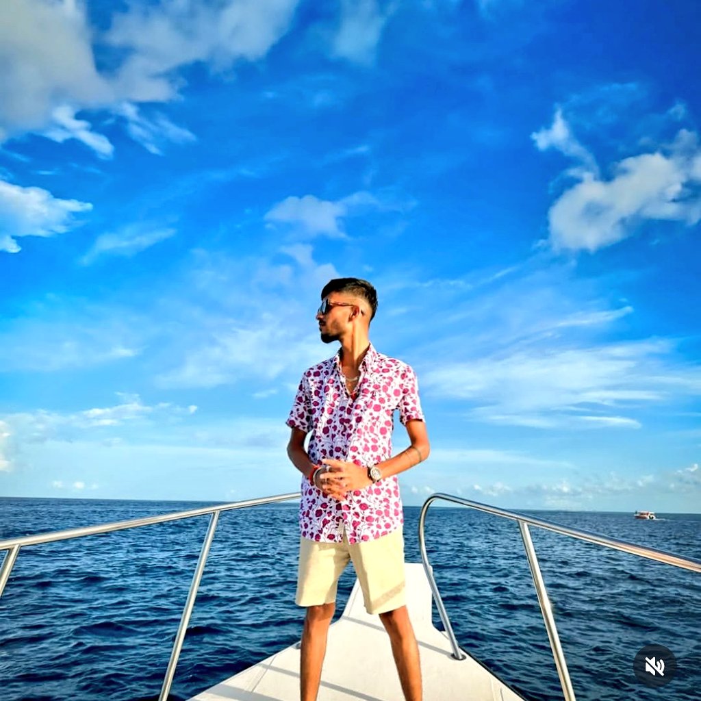 यूट्यूबर अनुराग द्विवेदी के घर (उन्नाव, यूपी) में ED की छापेमारी..
25 साल का अनुराग कभी साइकिल से चलता था। आज अनुराग के पास BMW, डिफेंडर जैसी कई लग्जरी गाड़ियां हैं।
अनुराग ने ड्रीम–11 जैसी सट्टा एप्स पर खेलना शुरू किया। यहीं से उस पर पैसा आता चला गया। इस खेल को वो अपने सोशल