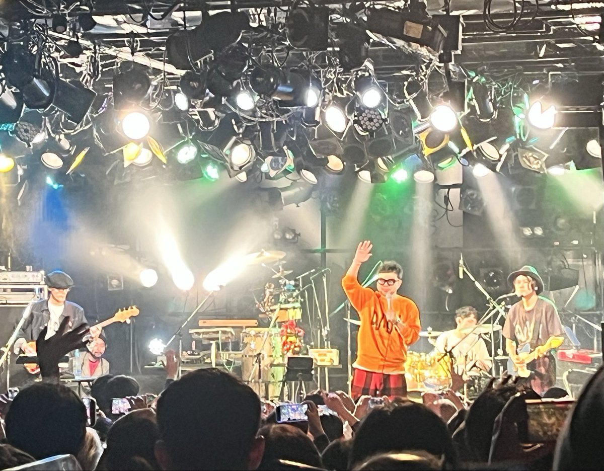 sanouno's tweet photo. NONA REEVES『ノーナとHiPPY CHRiSTMAS 2025』渋谷クアトロ。ジャクソン5メドレーにアト6の世界で一番いい曲第一位の「September」(同感！)に第三位の「Ain't No Mountain High Enough」に「Last Christmas」というハッピー極まりないライブ。「休もう、ONES MORE」もホントにいい曲。来年は30周年❗️ https://t.co/QXkvYaF6L1