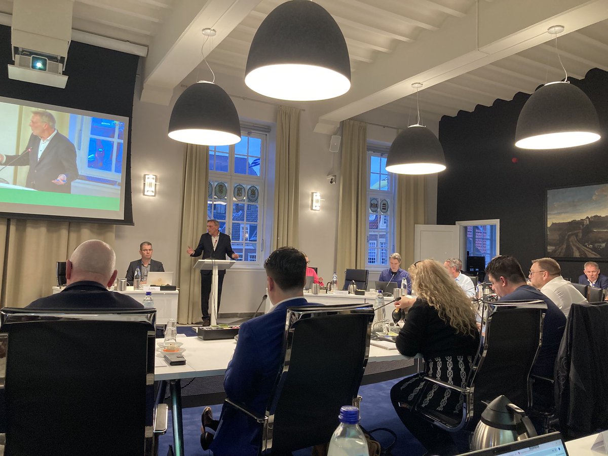 Laatste raadsvergadering van het jaar. En we zijn nu live hulst.raadsinformatie.nl/vergadering/12… #Hulst