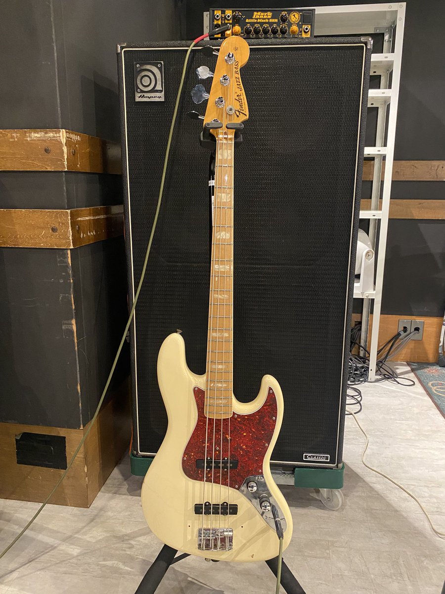 8年ほどこの子を弾いてて初めてフルメンテだしたらとんでもなく音も弾き心地も良くなってたまげた　やっぱりプロはすごいし、いままでよくあんな状態でやれてたな…と感心した　ライブが楽しみでしょうがないぜ