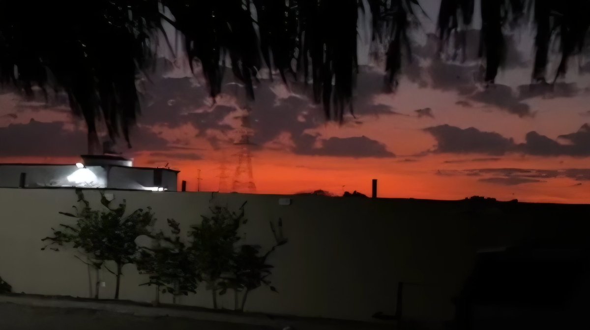 تغذية بصرية من تهامة.
الشفق في اللغة يعني الضوء الضعيف المختلط بالظلام .