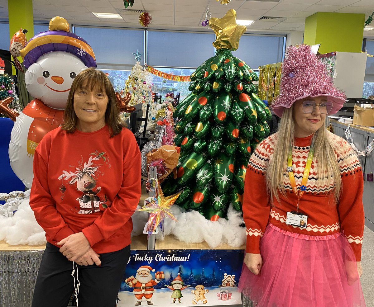 DeltaWellbeing's tweet image. 🎄🎅 Mae ein desgiau’n edrych yn Nadoligaidd er mwyn achos sy’n agos at adref!

Rydyn ni’n gweithio gyda @BIHywelDda, @CarmsCouncil a Care &amp;amp; Repair Carms i gefnogi Banc Bwyd Llanelli, gan helpu teuluoedd lleol drwy’r gaeaf. Mae pob tun a phob punt yn cyfrif!