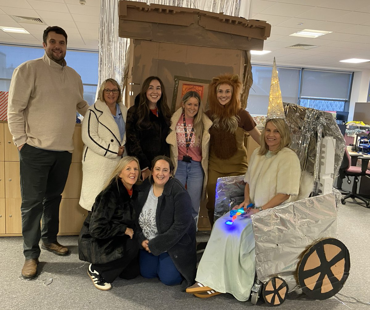 DeltaWellbeing's tweet image. 🎄🎅 Mae ein desgiau’n edrych yn Nadoligaidd er mwyn achos sy’n agos at adref!

Rydyn ni’n gweithio gyda @BIHywelDda, @CarmsCouncil a Care &amp;amp; Repair Carms i gefnogi Banc Bwyd Llanelli, gan helpu teuluoedd lleol drwy’r gaeaf. Mae pob tun a phob punt yn cyfrif!