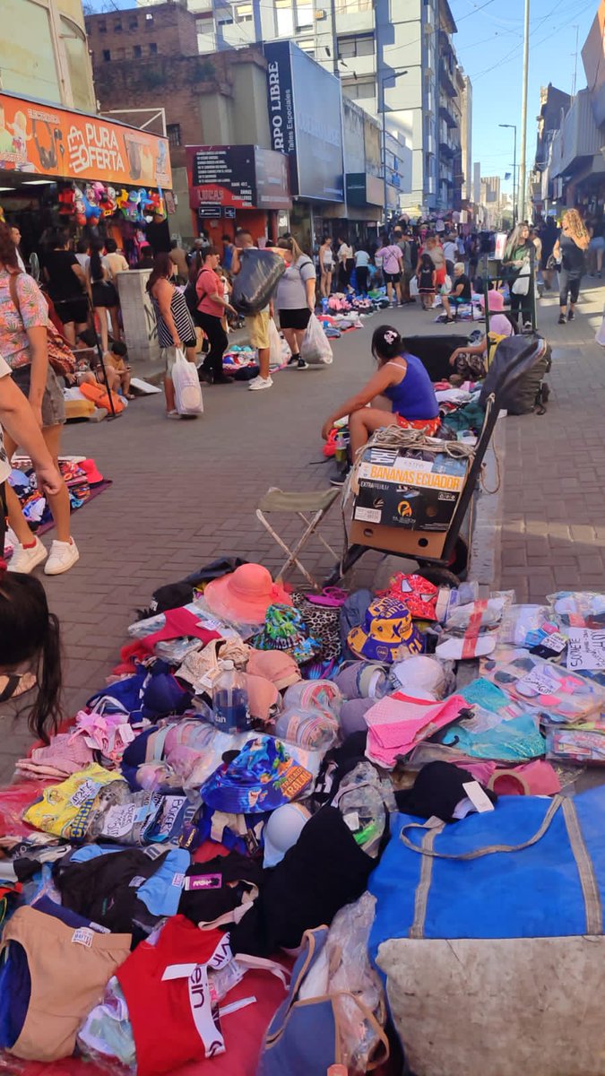 No es un Mercado Persa. 
Es la Peatonal San Martin de Córdoba liberada para la venta ambulante. 
Lo que esta fundiendo a los negocios legales es la ineptitud del Intendente <a href="/PasseriniOk/">Daniel Passerini</a> y el Ente de Fundición y Descontrol <a href="/FiscyControlCBA/">Ente Municipal de Fiscalización y Control</a> 
#RepúblicadeCrotoba 
<a href="/MuniCba/">Municipalidad de Córdoba</a>