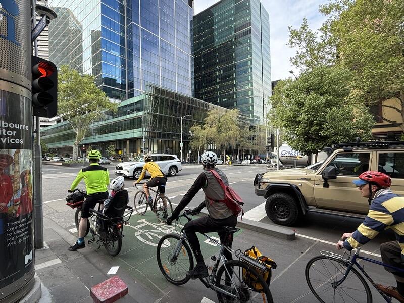 vlourbano's tweet photo. La importancia de los límites de velocidad seguros: Expertos aseguran que un ciclista que es atropellado a 50km/h tiene 1 en 10 posibilidades de sobrevivir mientras que el siniestro ocurre a 30km/h tiene 9 en 10 de sobrevivir 🚴‍♂️💥🚙. https://t.co/Ek7kDaxCWr https://t.co/f0SPypdPB2